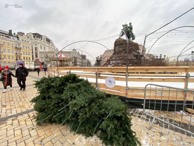 у Києві почали прибирати ялинку