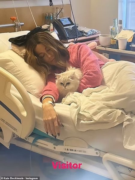 Кейт Бекинсейл, актриса, больница