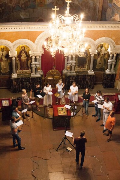 фото, Певцы Open Opera Ukraine во время записи диска в Кирилловской церкви.