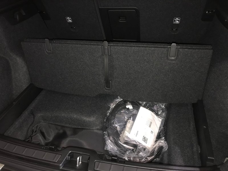 Пол багажника легко прибрати або перетворити в розділовий бар'єр з додатковими гачками — дуже зручно і практично