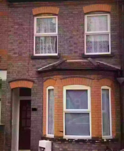 У будинку живе чужа людина, будинок захопили сквотери, у будинку живуть чужі люди, підроблені документи, судовий розгляд, чоловік втратив будинок