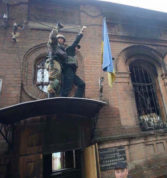 Архівне фото з 2014 року на якому Ляшко і Каліш встановлюють прапор України