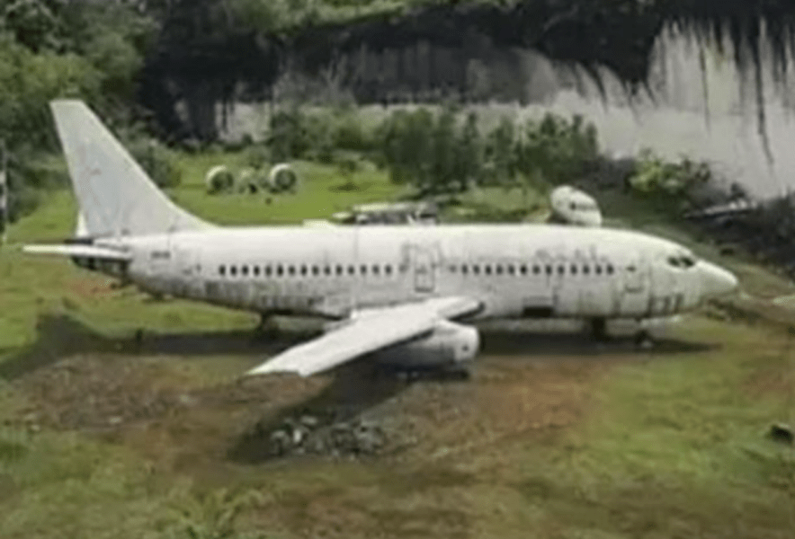 Изоставен самолет в Бали самолет, изоставен боинг, Бали, атракция, къде да отидете в Бали, туристически гид, Боинг 737