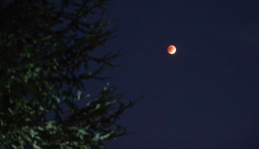 Під час повного затемнення, яке тривало цілих 84 хвилини і 53 секунди, Місяць набув характерного червоного кольору