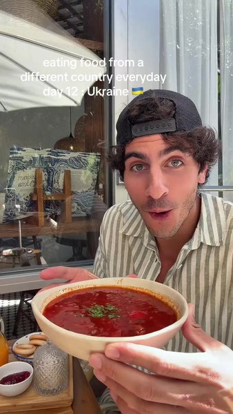 Уильям Сереметис ест борщ