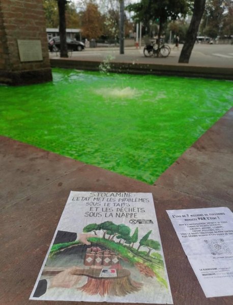 Екоактивісти "пофарбували" води Лауха у зелений Екоактивісти, Франція, токсичні відходи, пофарбували воду в зелений, отруїли рибу