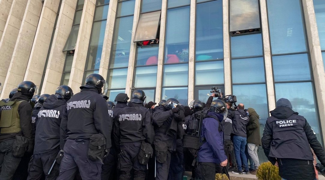 Тбилиси, Грузия, партия Саакашвили, Никанор Мелия, задержание, баррикады