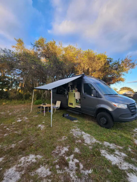 Милионерката Кейтлин Пайл Милионерката Кейтлин Пайл, продаде имението си, продаде всичко, отказа се от стария си живот, купи си ван, живот на колела, пътуване