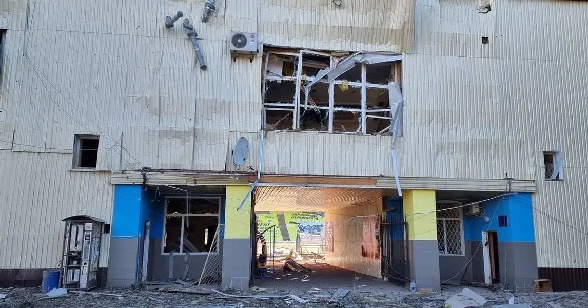 Стадіон чернігівської "Десни" ім. Гагаріна після нічного авіанальоту.