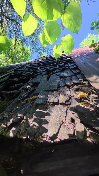 Заброшенная хижина в горах