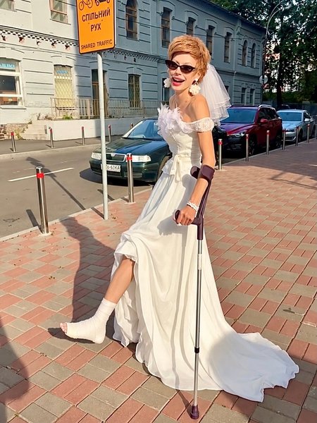 Елена-Кристина Лебедь с костылями