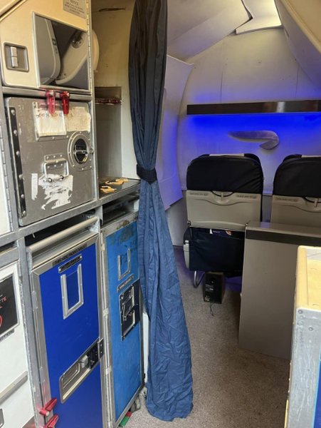 Парень превратил старый сарай в Boeing 777 авиакомпании British Airways, ремонт в сарае, проекты, реконструкции, фото