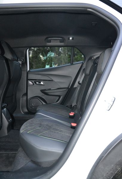 задние сиденья Peugeot 2008, Peugeot 2008, новый Peugeot 2008, кроссовер Peugeot, Peugeot 2008 2024, Peugeot 2008 в Украине