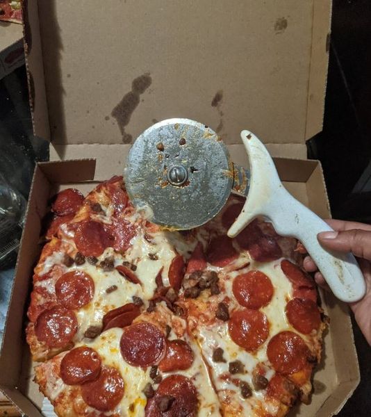 Пицца Domino's, доставка, сюрпризы в еде, находка, курьезы, интересные истории, фото, странные случаи из жизни