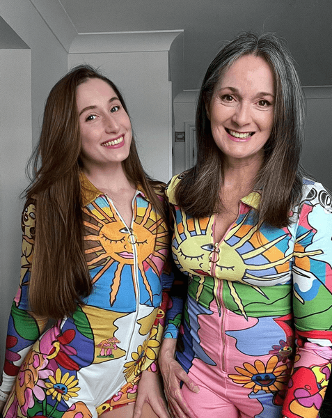 Жінка сповільнила старіння, фітнес, тренер, заняття спортом, спортивна бабуся, піднімає тяжкості, фізичні вправи, тренування