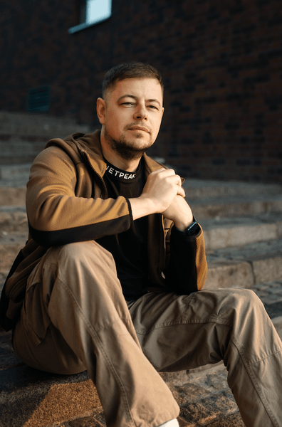 ведучий подкасту “Це по роботі” Андрій Чумаченко