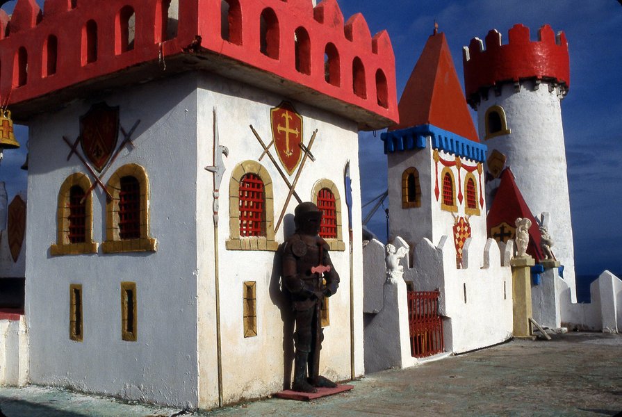 Заброшенный замок, греческий Диснейленд, бросили гнить, жуткие статуи, на страже, гигантский конь, Троянский конь,