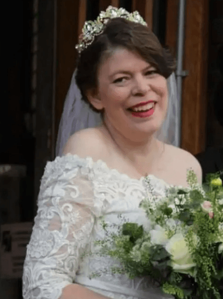 Сара в белом платье