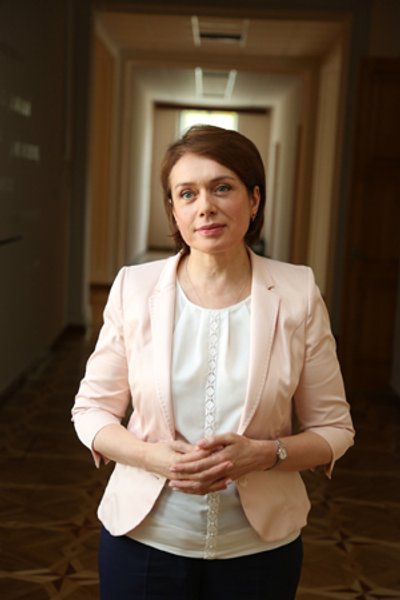 

Лилия Гриневич: "Cовременному человеку важнее не запоминать большое количество теории, а уметь работать с ней — использовать для решения жизненных и профес­сиональных проблем, уметь критически мыслить, анализировать и формировать свое отношение к той или иной проблеме"
