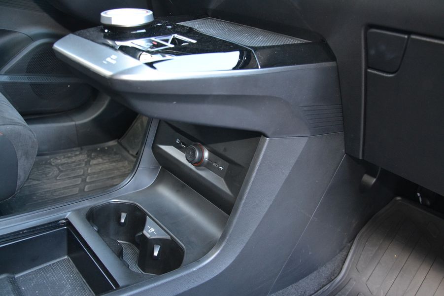 Центральная консоль выполнена двухуровневой