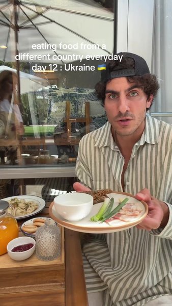 Сереметис ест борщ с салом