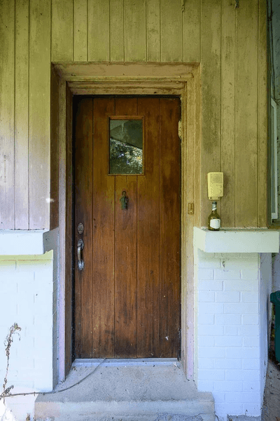 Входная дверь в заброшенный дом