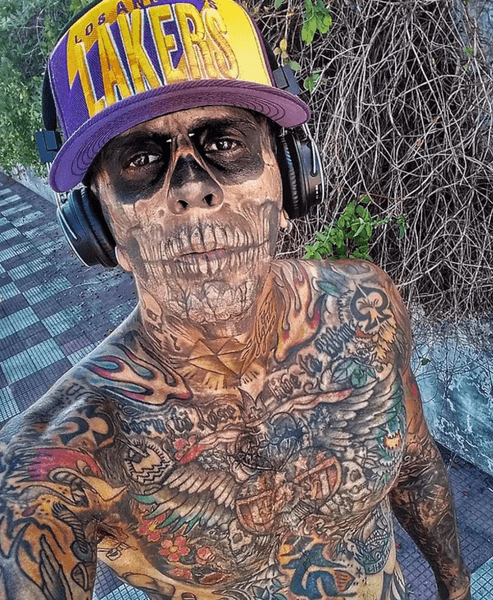 Мужчина с татуировками на лице показал, как выглядит после их удаления с помощью лазера