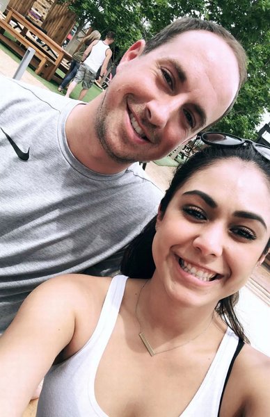 Женщина вышла замуж за незнакомца, уснул в чужом дома, полюбила незнакомца, пошла на вечеринку, спасала сестру, вызвала полицию