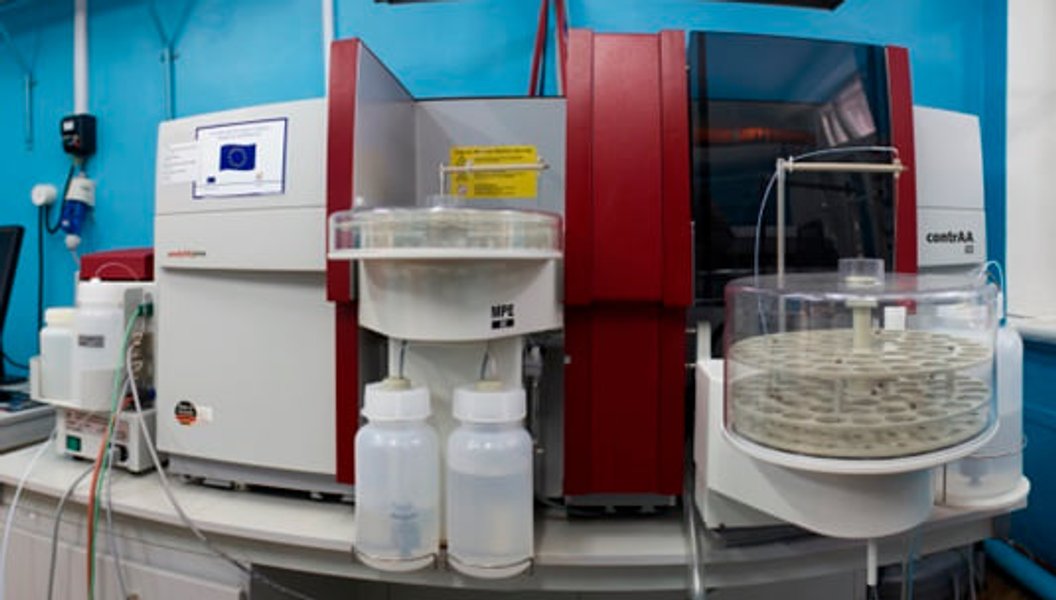 Лаборатория имела мощные аналитические возможности и была способна и работала с опасными отходами