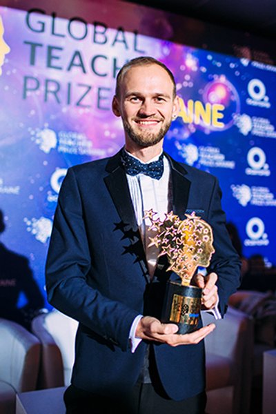 

Олександр Жук: "Методики є, але я зрозумів, що не готовий йти за стандартним шаблоном. Звичайно, я не можу оминути програму і подаю необхідний матеріал на уроці. Але треба відходити від шаблонності, бо, викладаючи одне й те саме 10–20 років, педагог просто "згорить"
