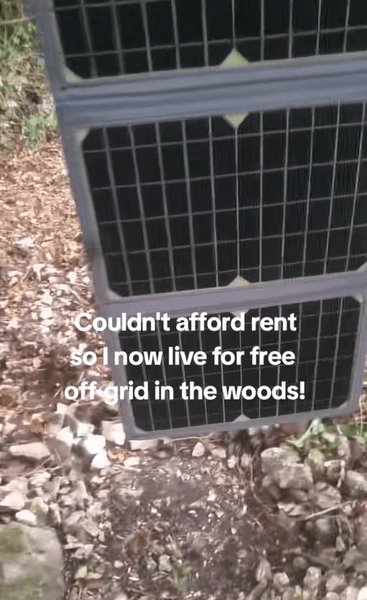 Сонячні панелі біля намету