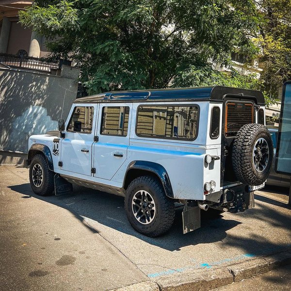 Land Rover Defender 110 Adventure Edition