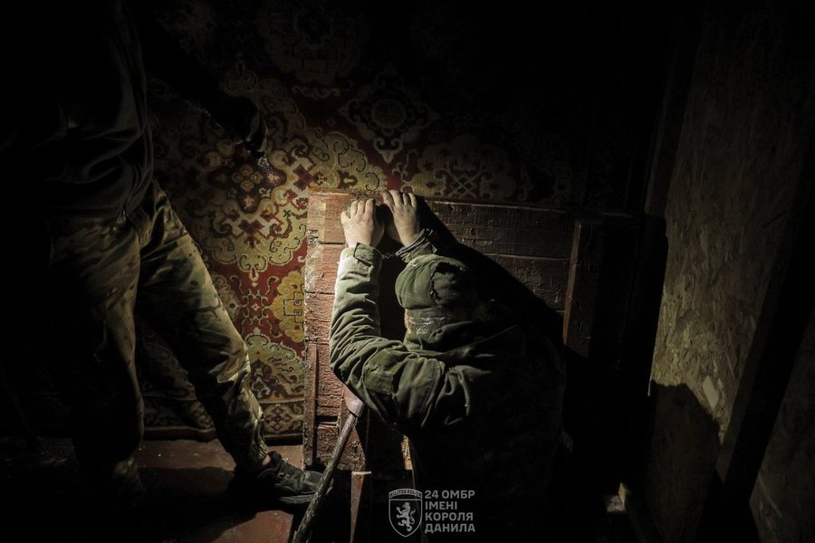 Українські воїни взяли у полон "елітних" російських десантників