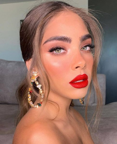 алая помада, новогодний макияж, красная помада, тренды макияжа, модный макияж