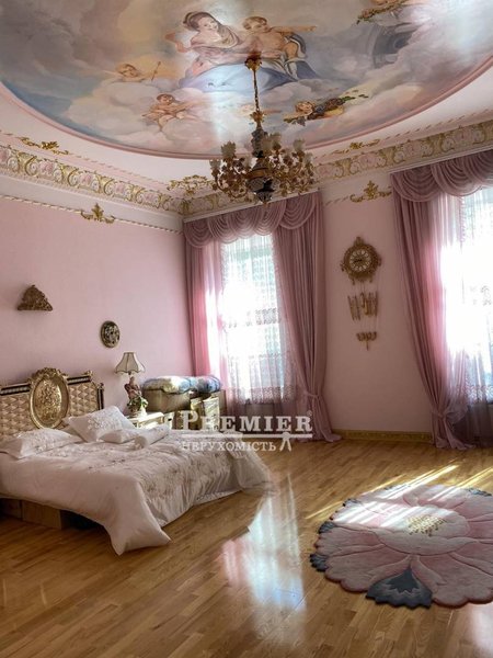 В Одессе продают позолоченную 9-комнатную квартиру за $900 тысяч