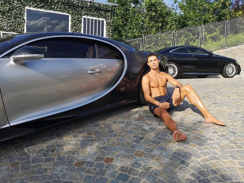 Bugatti Chiron Роналду украшен надписью CR7