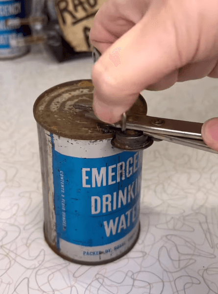 Вода для екстрених випадків, консервована вода, банка з водою, аварійний раціон, артефакт із минулого, 70 років воді, тест води