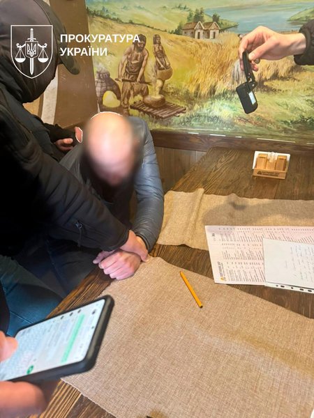 Сотрудник УЗ погорел на крупой взятке