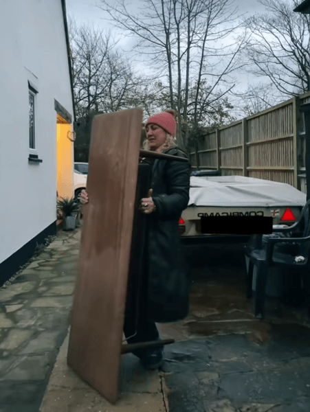 Сміття, сміттєвий контейнер, 60-річний антикваріат, рідкісні меблі, дорогі меблі, цінна річ, знайшла у смітті, цінний предмет, стіл, дизайнерські меблі,