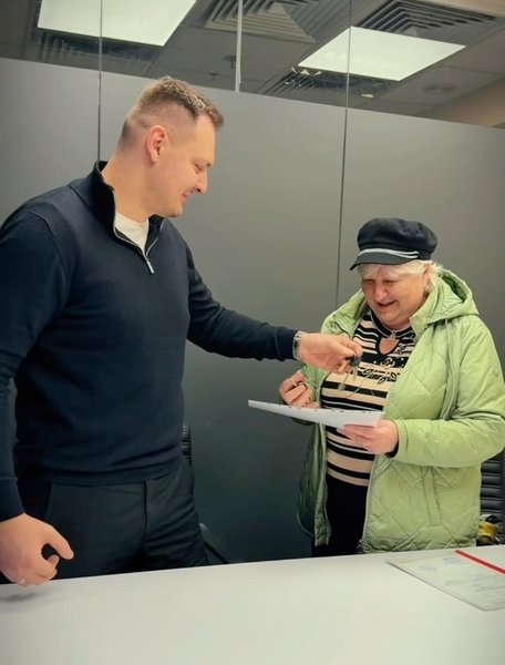 "Труха Україна" подарувала квартиру бабусі та онуку з Бахмутчини