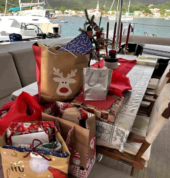 Семья живет на яхте, Рождество на яхте, семья превращает яхту в праздничный дом, рождество под парусами, традиционное рождество