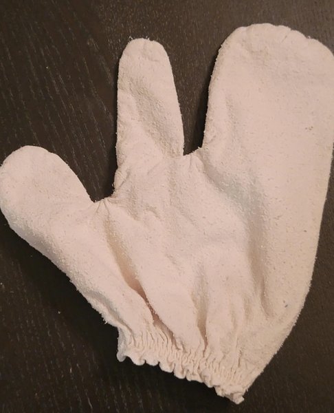 Старая банная варежка светлого цвета с тремя отделениями для пальцев, найденная во время стирки