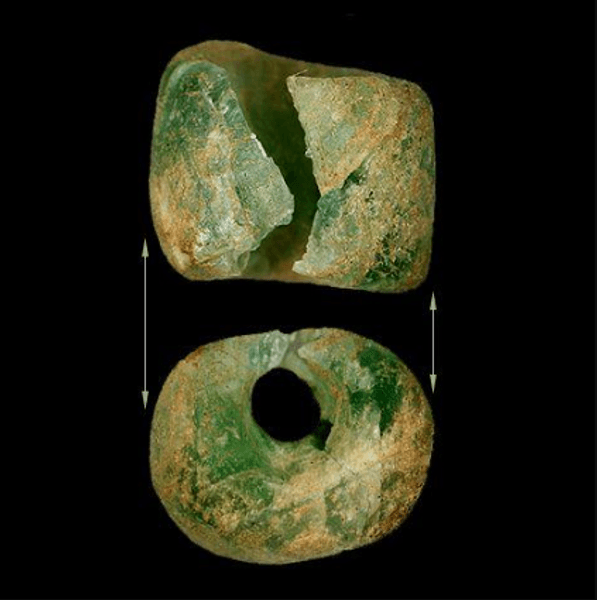 раскопки, археология, курган, захоронение, Нидерланды, исследования, древние люди, артефакты, стекло, бусина, древность, находка