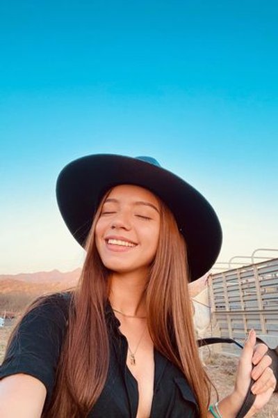 21-летняя девушка была приемной дочерью популярного мексиканского , певца Луиса Анхеля "Эль Флако"