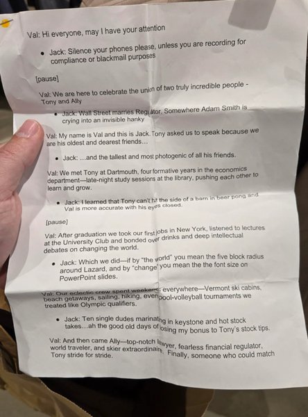 Сложенный листок бумаги с текстом свадебного тоста, случайно найденный в пиджаке из магазина