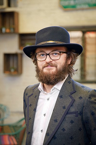 

Михаил Хома: "Мы пережили очень непростое время, когда ты выходишь на сцену петь веселые песни, а язык не поворачивается. Но оказалось, что людям это было нужно, от этого был какой-то терапевтический эффект"
