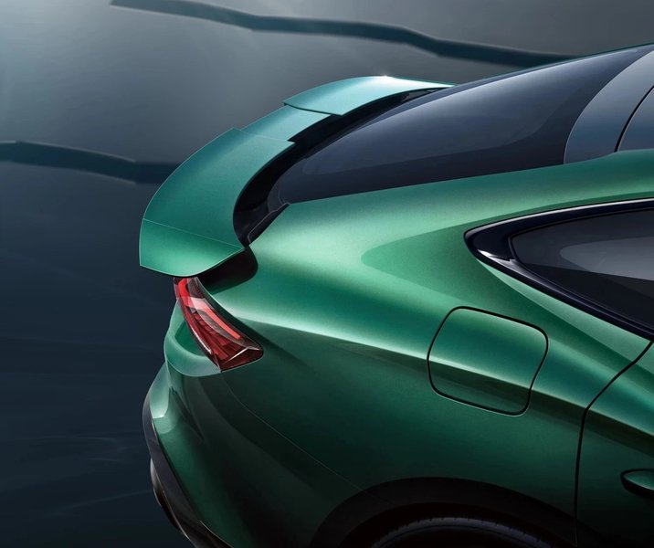 Позаду встановлено висувний спойлер