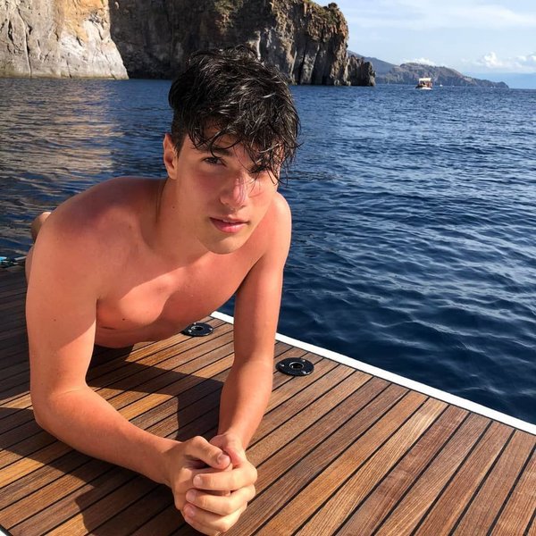 Самый красивый мужчина Италии 2019, модель, звездная жизнь, звезда соцсетей, решил статься священником, бросил все,