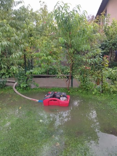 Устройство для откачки воды плавает посреди улицы в Ровненской области