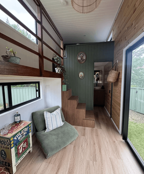 Интерьер компактного дома без ипотеки Интерьер крошечного дома с кухней, спальней и рабочей зоной для удаленной работы